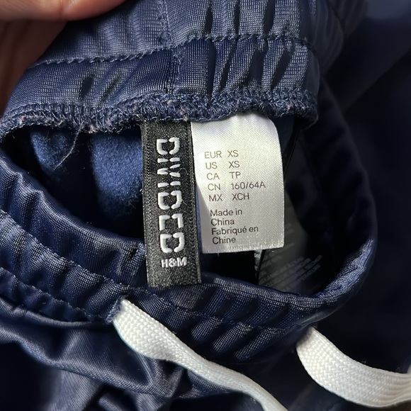 Tear Open Pants - Picture 3 of 3